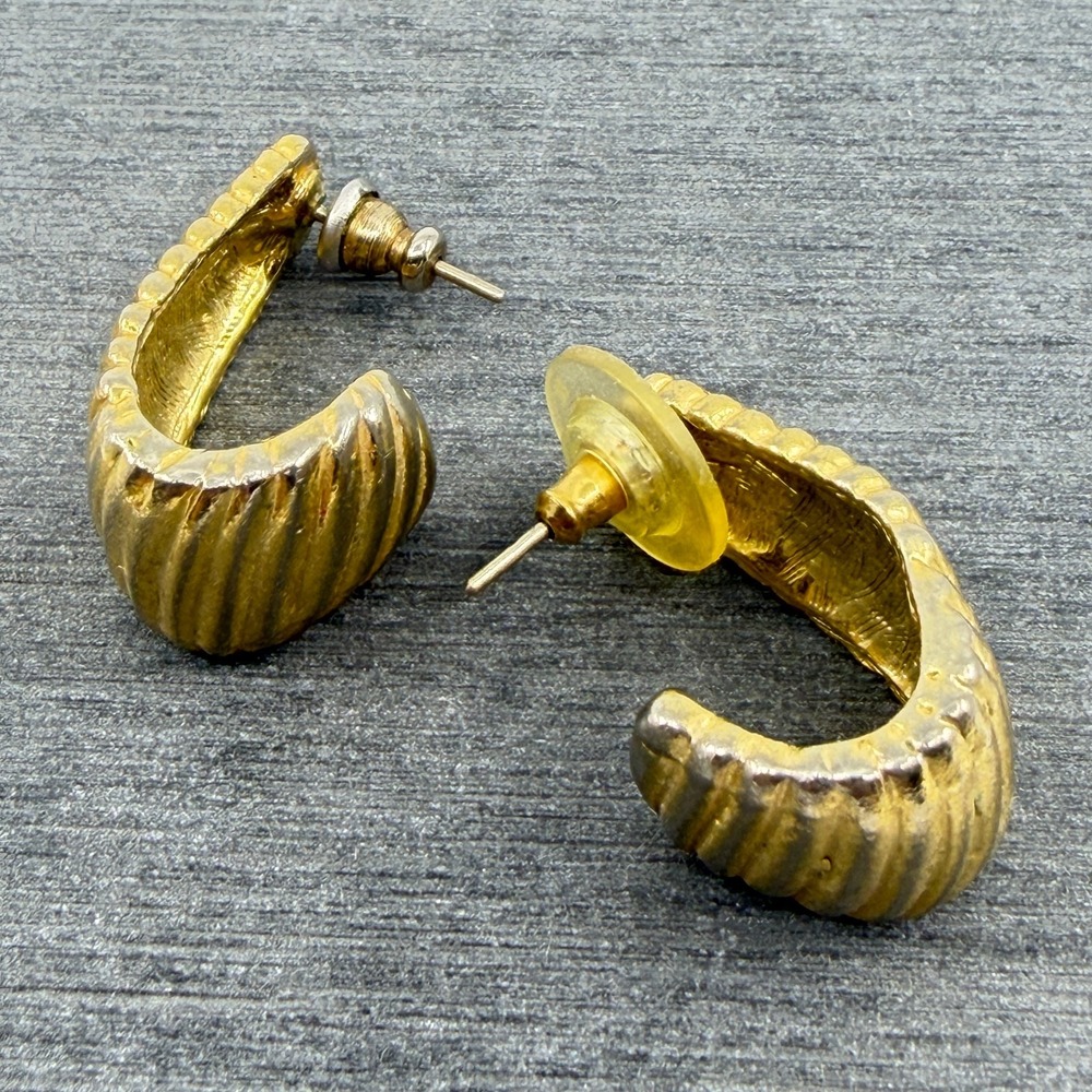 Gold Tone Ribbed Chunky J Hoop Earrings Textured Statement Pierced Classic Y2K